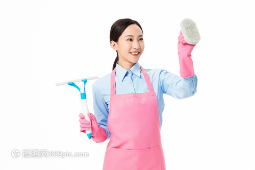 家政服務(wù)女性 擦亮城市生活的玻璃使者